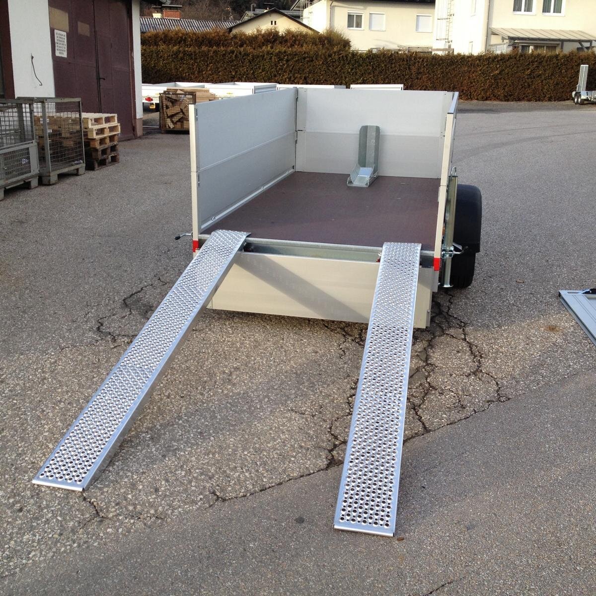 PKW-Anhänger Humbaur HA 132513 Alu, 1.300kg, Set mit Aufsatzw. Flachpl.+ Querspr., Motorradwippe & Abstellst., Autoanhänger