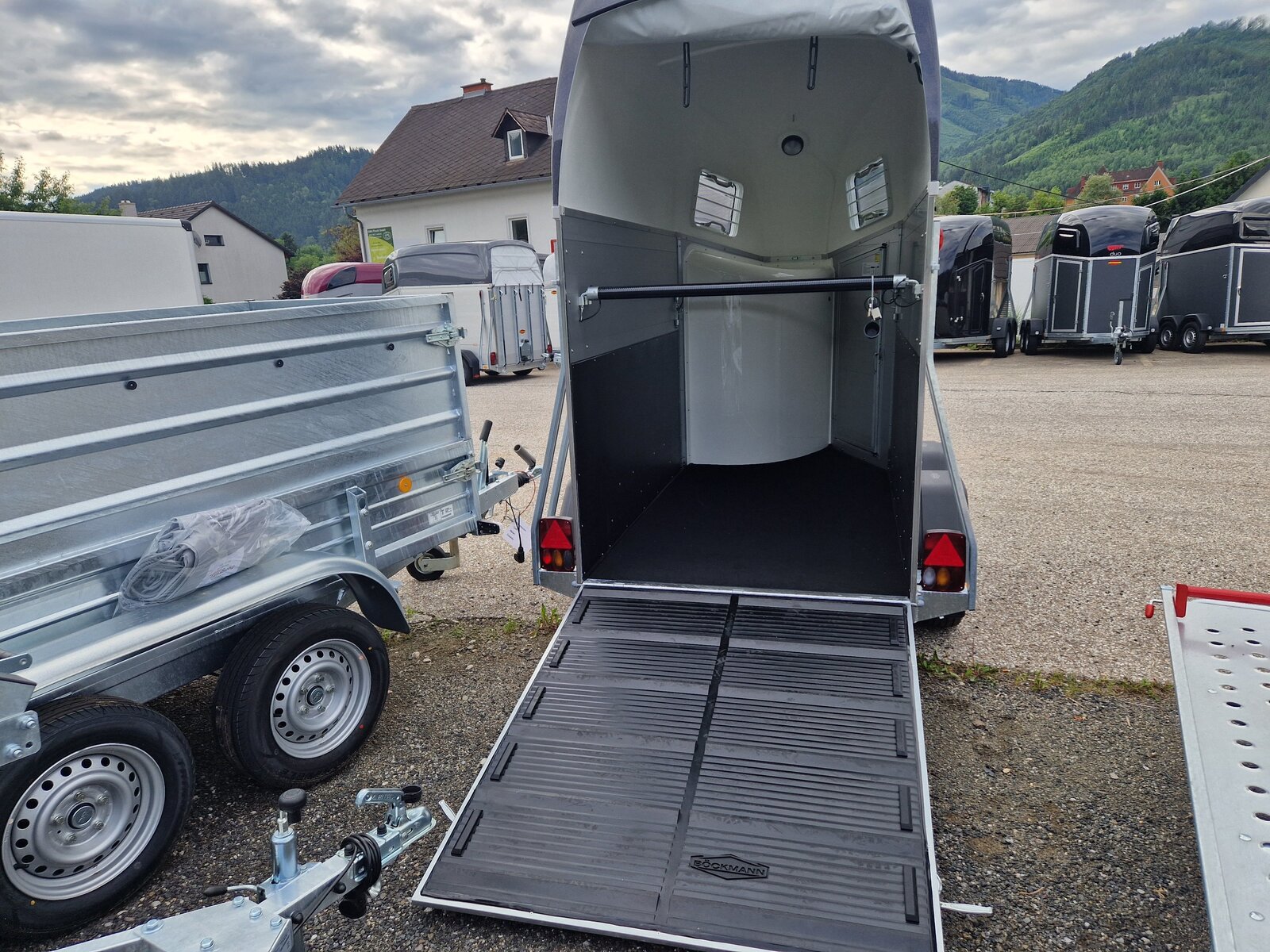 Böckmann Pferdeanhänger Champion UNO ECO, 1 Pferdeanhänger ALU mit Sattelkammer